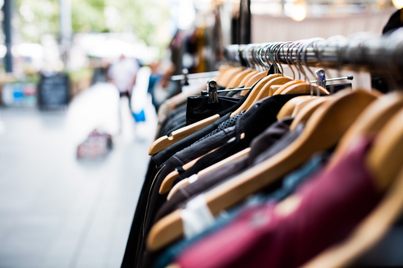 magasin-LA CADIERE D AZUR-min_blur_close_up_focus_hanger_jacket_market_people_rack-1176303